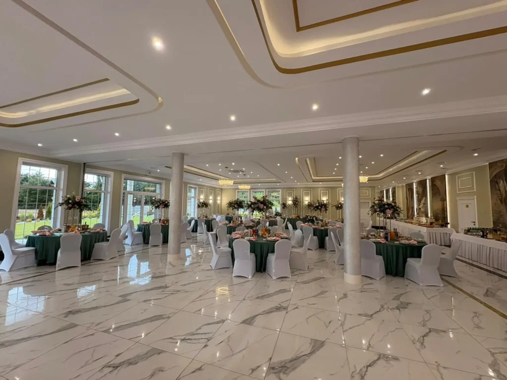 Sala weselna Miravioli z elegancko nakrytymi stołami